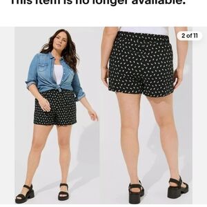 TORRID Black /Blue Paisley Print Challis Pleated Shorts 4XL